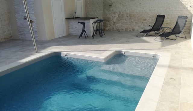 Charentaise type private house and swimming pool heated to 27°.