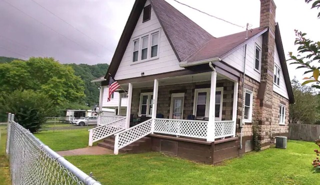 Charismatic 4-bedroom home on the New River