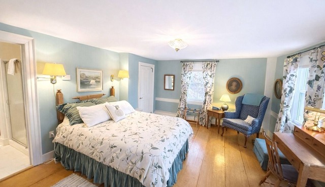 Charles Hewes Room: cozy room with queen size bed & private bath in historic B&B