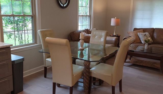 Charleston Charm~B is 4 miles to Downtown Charleston and Close To All Areas!