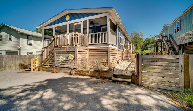 Charleston Home w/Porch - 3 Mi to Folly Beach!