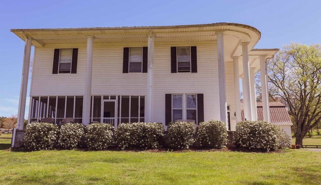 Charleston Manor -Large farmhouse sleeps 8 and pet friendly.