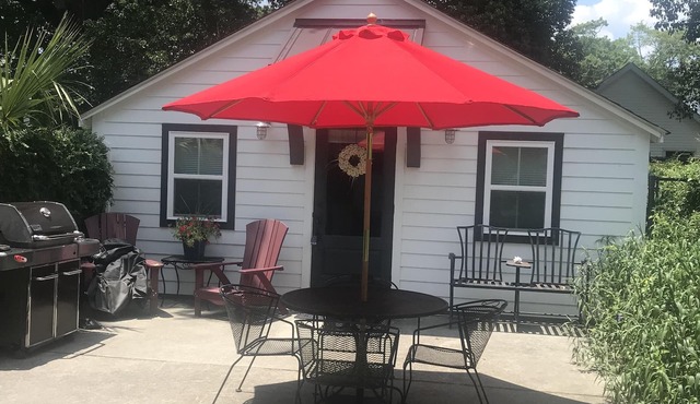 Charleston Studio Cottage minutes from Historic Downtown with offstreet parking