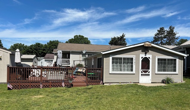 Charlesworth Cottage with lake front access
