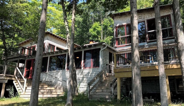 Charlevoix Bell House- 5 br Lakefront Northwoods cottage with private beach