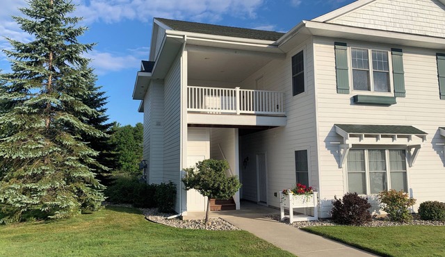 Charlevoix Country Club Condo - Relaxing and Peaceful