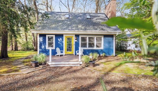 Charlie's on Commanche - Charming cottage tucked away in Michiana close to the l