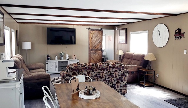 Charlie's Woodside Getaway-4 miles from the Dells!