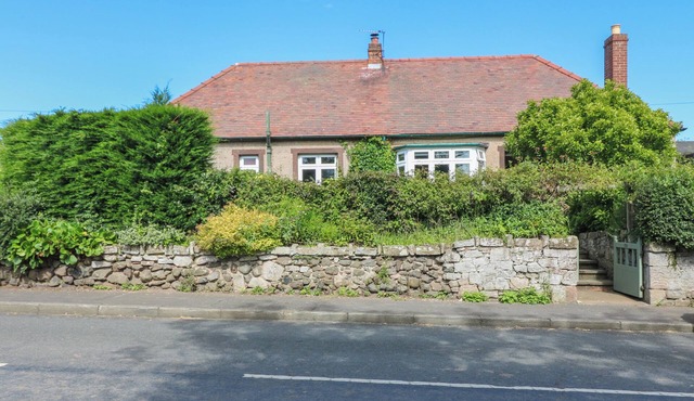 CHARLIES COTTAGE, pet friendly, character holiday cottage in Swinton