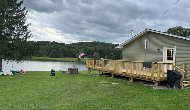 CHARLIES LAKEFRONT COTTAGE. Newly renovated 3 bedroom/kitchen/bath cottage.