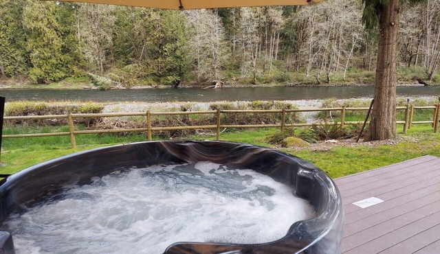 Charlies Riverfront Cottage