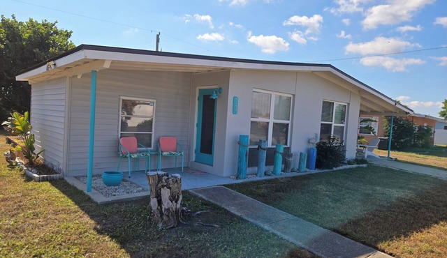 Charlotte Cottage 3-bedroom house in Port Charlotte. Close to beaches/boat ramp.