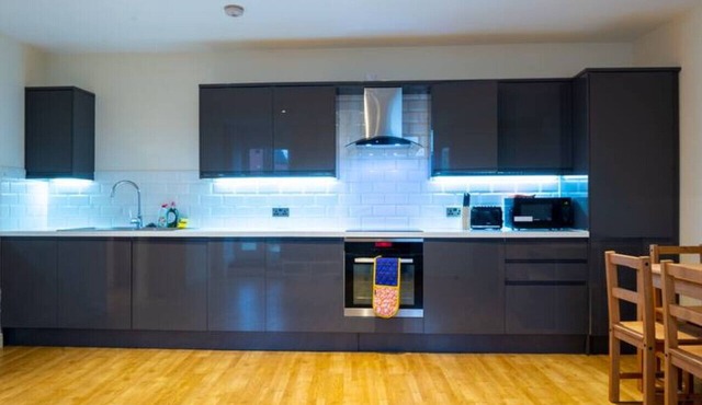 Charlotte House: Central 2BR 2BATH Retreat – Sleeps 6