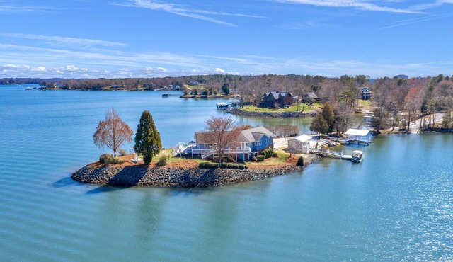 Charlotte Lux Lake House Private Peninsula, Hot Tub & Beach, Wheelchair access