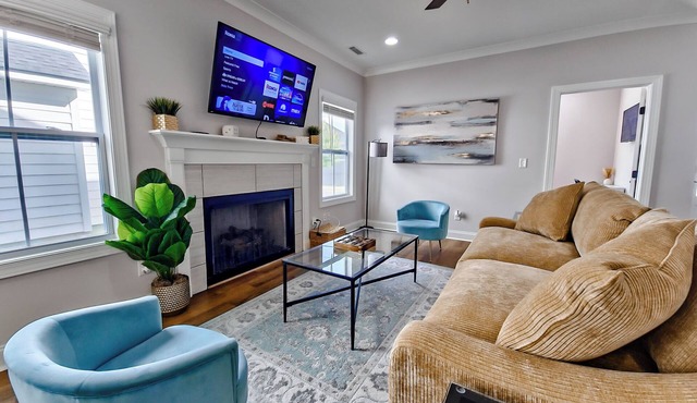 Charlotte Oasis 4BR/2.5BA-Cozy and Charming Home Close To Uptown
