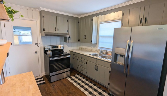 Charlotte Park Cottage close to downtown