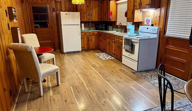 Charlotte's Cottage - Charming 3-bedroom in Clarksville