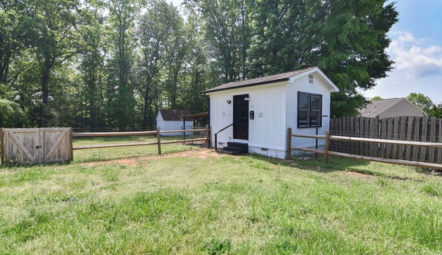 Charlotte tiny home getaway 5 min to lake Wylie 20 minutes to downtown Charlotte