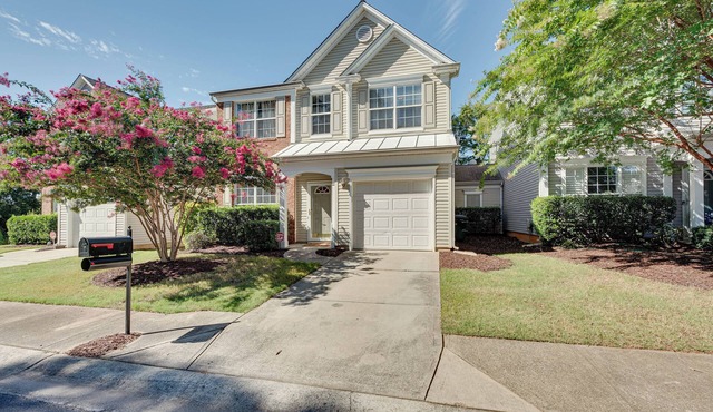 Charlotte Townhome w/Deck: 18 Mi to Downtown!