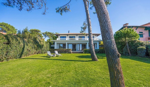 Charm and authenticity for this exceptional villa - Private access to the Bassin