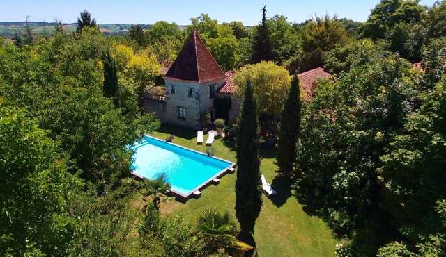 Charm and elegance in the heart of nature. Large swimming pool, king size beds