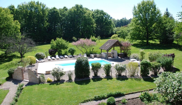 Charm Attitude building with swimming pool 5 * very close Beaune