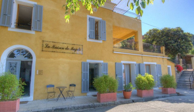 Charm, beautiful view, large terrace, garden and swim spa