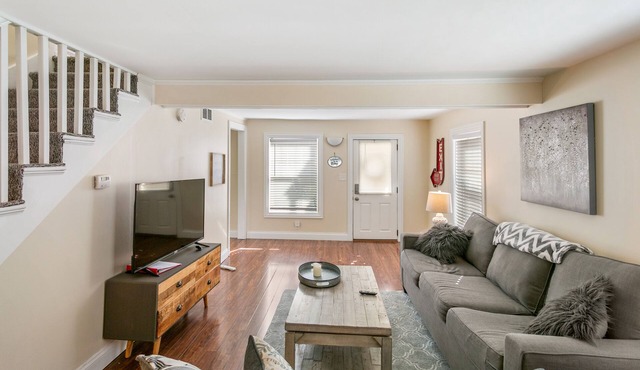 Charm & Convenience, Walk to Downtown