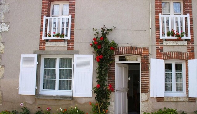 Charming 8-Person Cottage in Quaint Village Near Historic Chateaux