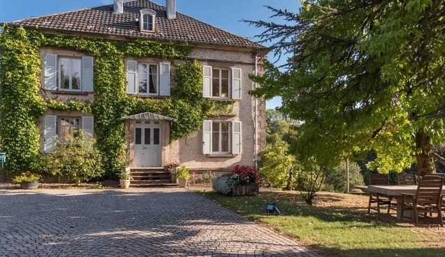 Charming house with private pond and covered pool