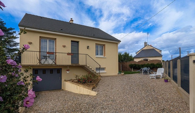 Charming Cottage in Berry: Near Brenne Park, Countryside Views, Fishing, and Historic Attractions