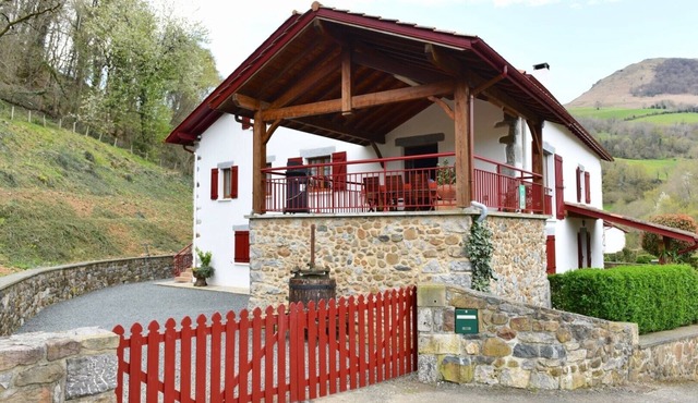 Charming Gîte with Mountain View, Wi-Fi & Air Conditioning in Saint-Étienne de Baïgorry