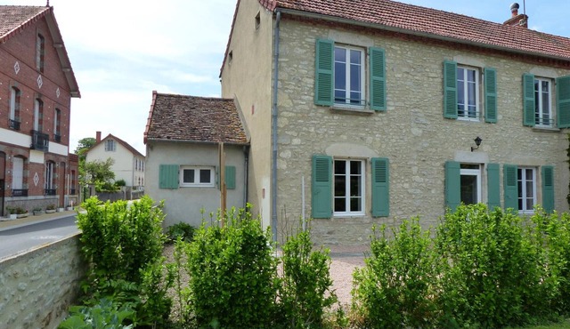Charming cottage in Saint-Bonnet-de-Rochefort with private garden
