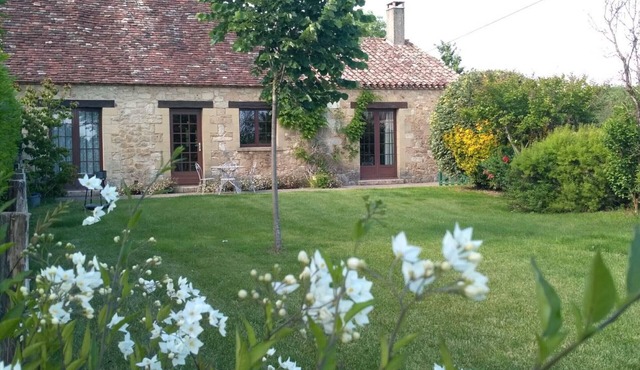 Charming Farmhouse Near Dordogne River, Close to Medieval Villages, WiFi, Garden, Pets Welcome