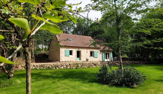 Charming Cottage in Peaceful Forest Setting, Near Le Mans – Modern Amenities & High-Speed WiFi