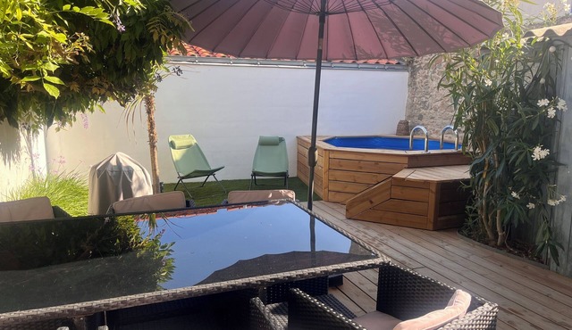 Charming house with swimming pool, downtown & beach on foot (10 minutes)