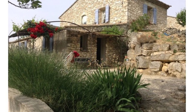 Charming cottage with pool facing the Luberon
