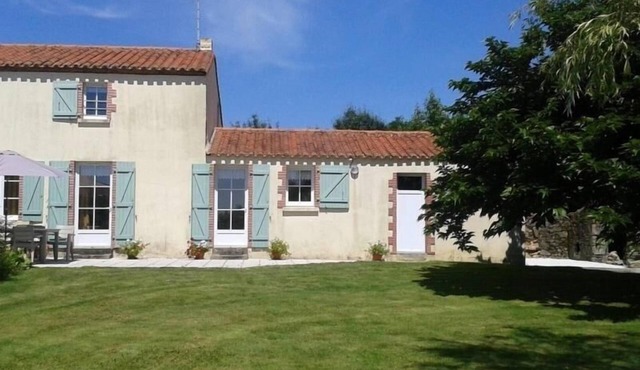 *Charming Renovated Cottage with Pool, Garden, and WiFi in Saint-Martin-des-Tilleuls*