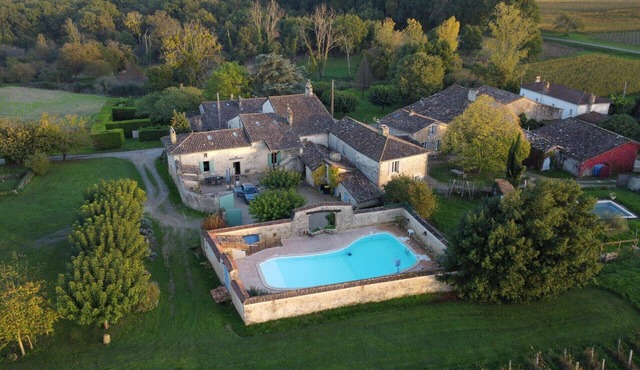 Charming house, gite with swimming pool between Dordogne and Saint-Émilion
