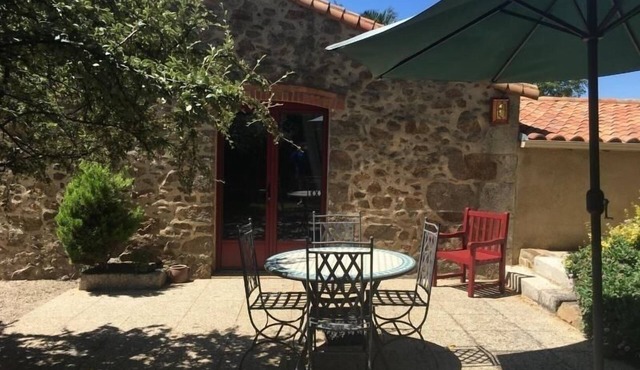 Charming Cottage in Agricultural Hamlet, Near Puy du Fou, with Garden & BBQ