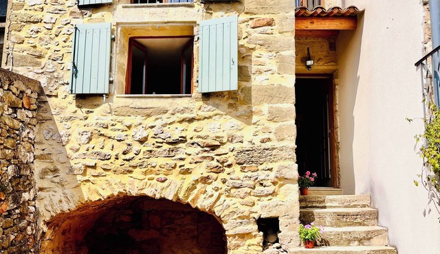 Charming stone house on the borders of Provence and moments from Uzes