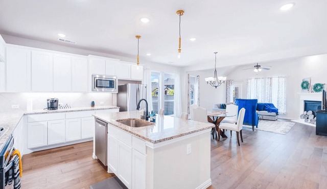 Charm in Little Elm 4-BR, 3 Baths, Easy Vibes