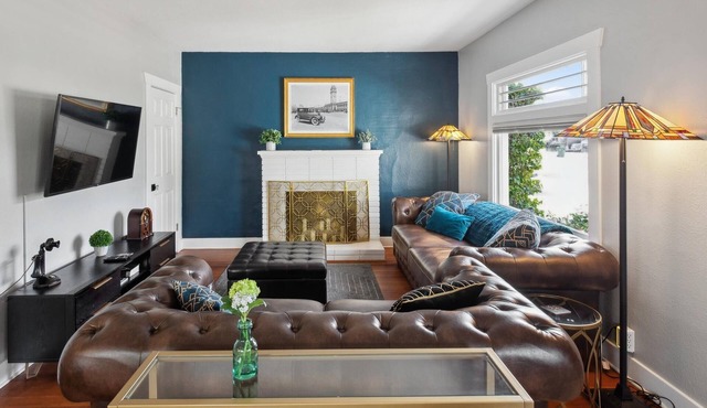 Charm & Modern 1920s Craftsman Vintage Comfort