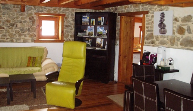 Charm, modern comfort and all services offered (cleaning, linen, games, tv .)