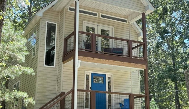 Charm of a Tree House with the Comforts of Home. Near Square, Weddings & Wine.