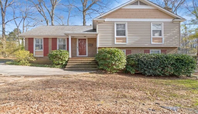 Charm of Southpark - 4 Beds & Backyard