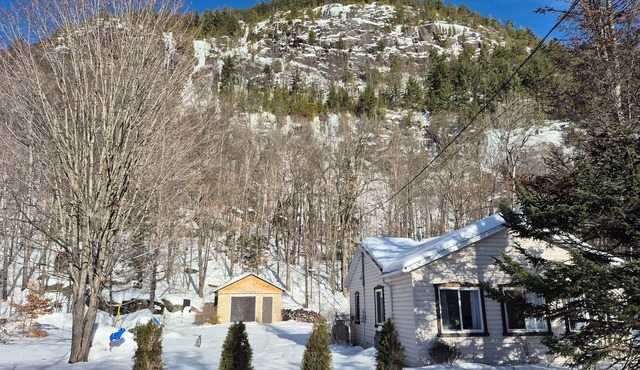 Charmant chalet sur un vaste terrain au pied d'une falaise!