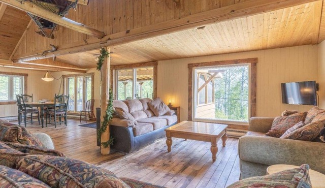 Charmant Chalet au Lac Taureau Idéal Pour Motoneiges ou Bateau. Quai Privé