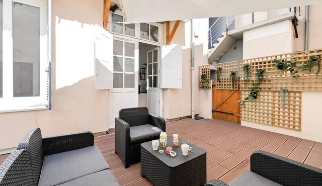 Charmant 2 pers atypique avec terrasse-métro ValmyCharming 2 people unique