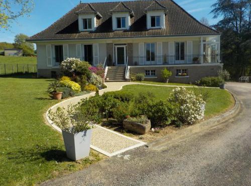 CHARMANT APPARTEMENT DANS MAISON DE CARACTERE